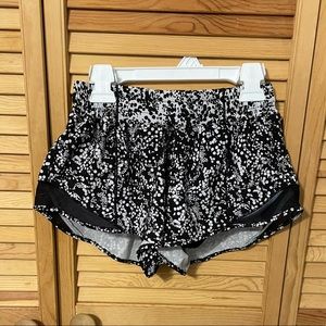 Lululemon Chirasu Hotty Hot Shorts 2.5” Size 4